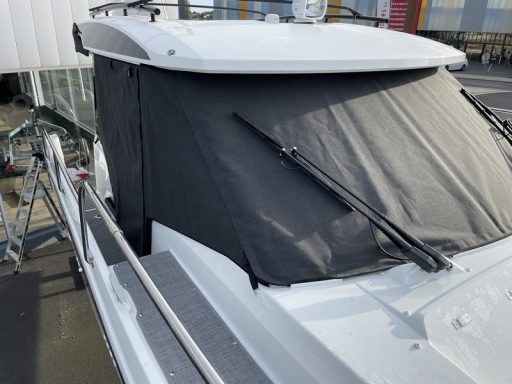 Blick auf die Vorderseite eines Bootes mit schwarzem Schutzverdeck.