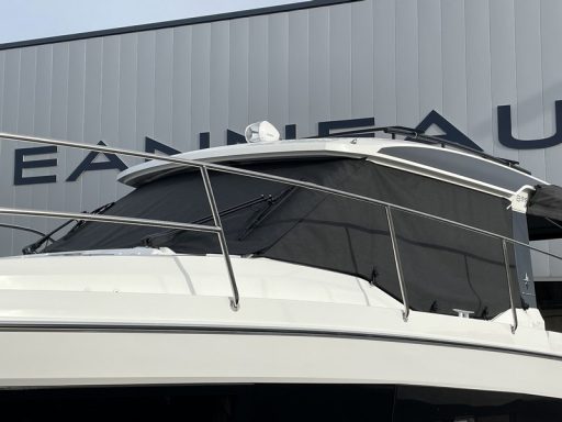 Luxuriöser Motorboot-Kabinenbereich mit klaren Linien und markanter Frontscheibe.
